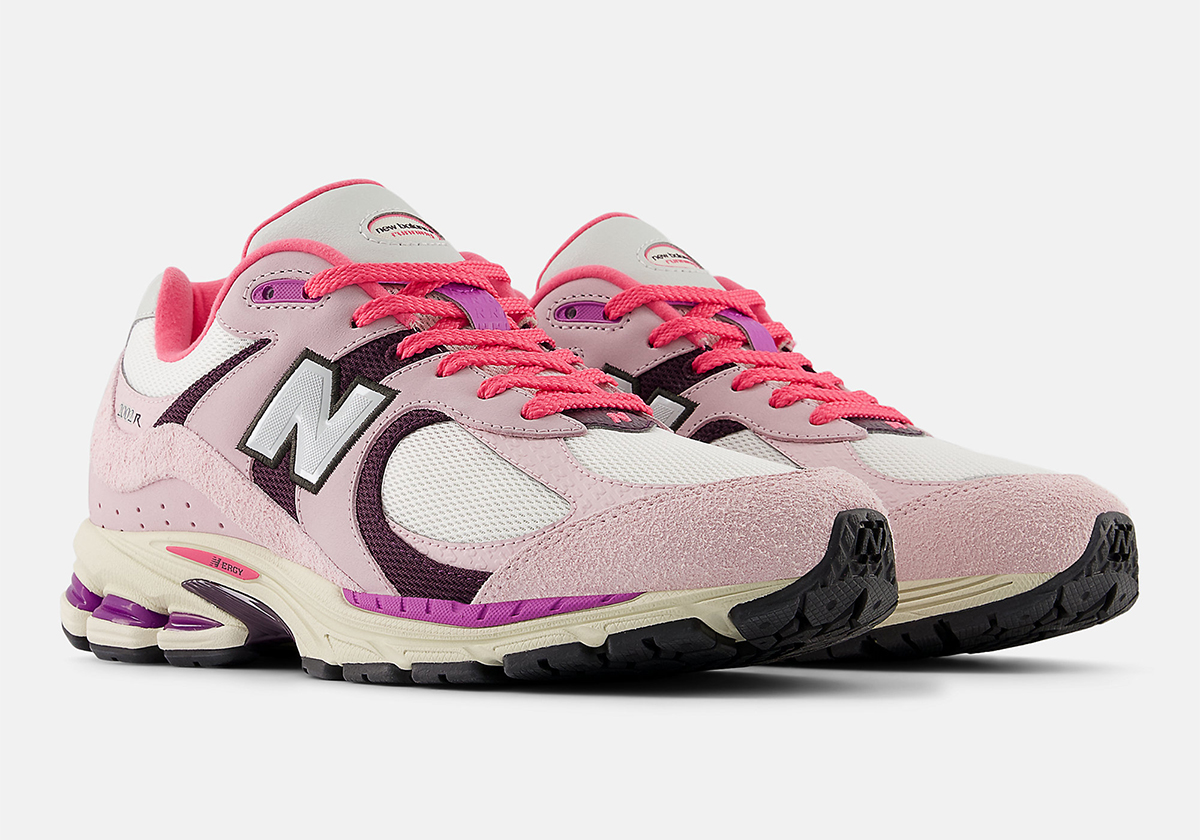 В New Balance 2002R Представлены сорта “Маракуйя” и “Драконья Ягода”.
