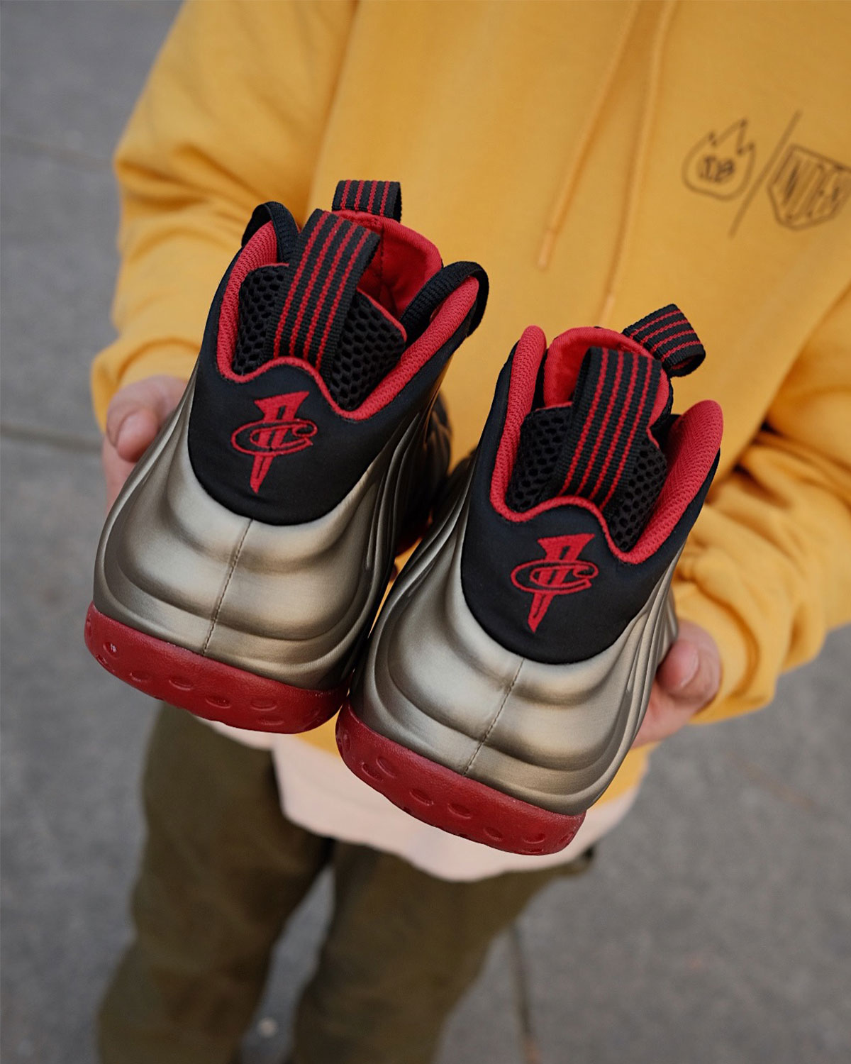 Леденцы от кашля Nike Air Foamposite One Bronze Образец 1